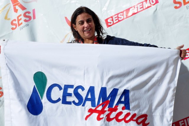 Maristela representa CESAMA, consegue bons resultados e deixa até os homens para trás dentro da piscina.