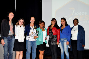Campeã feminina BD recebe troféu das campeãs da categoria em 2012 (Imbel) 