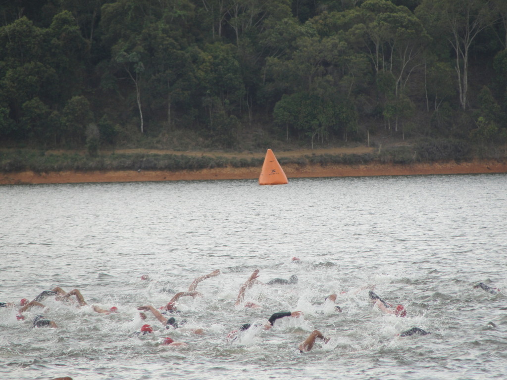 Atletas na primeira parte da prova, nadando na direção da primeira boia na Represa. (Foto: Toque de Bola)