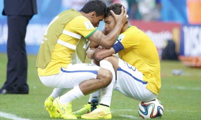 Thiago Silva tentou se isolar momentos antes das cobranças de pênalti contra o Chile e recebeu apoio de companheiros