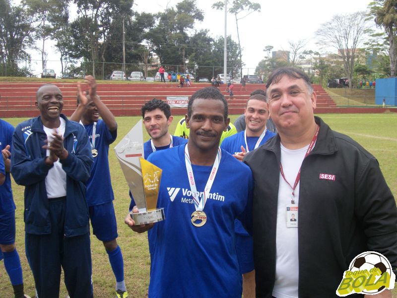 Só alegria: Votorantim recebe troféu de campeão do treinador de futsal do Sesi, Ivan Gal