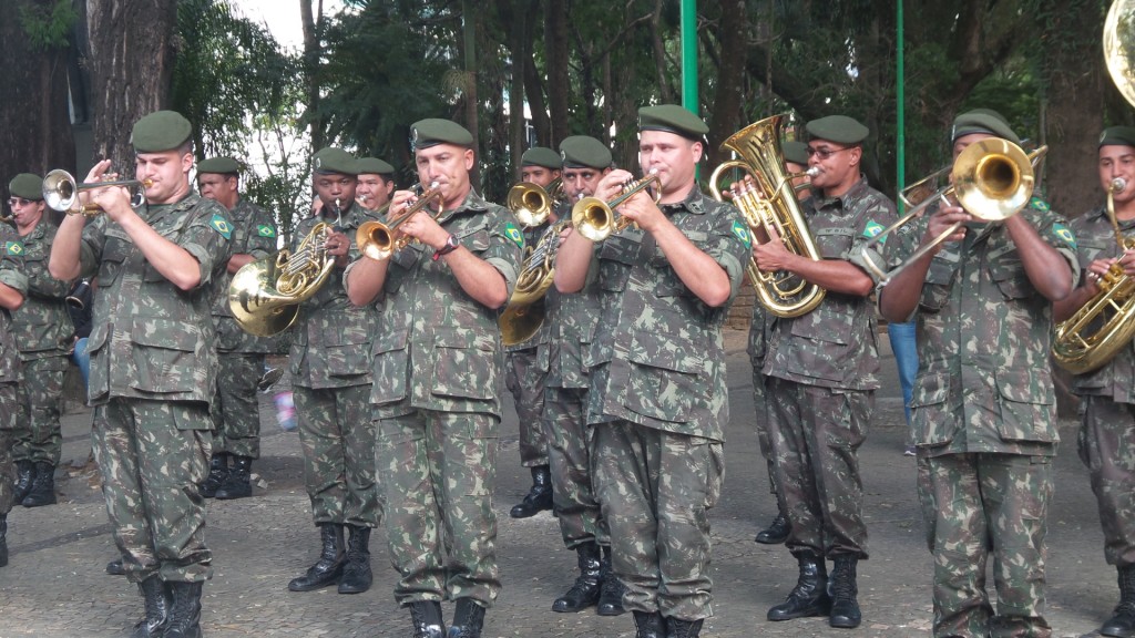 Banda de Música da Quarta Brigada da Infantaria  de Montanha de Juiz de Fora  durante desfile de abertura dos 29º Jogos Sesi Fase Municipal de Juiz de Fora