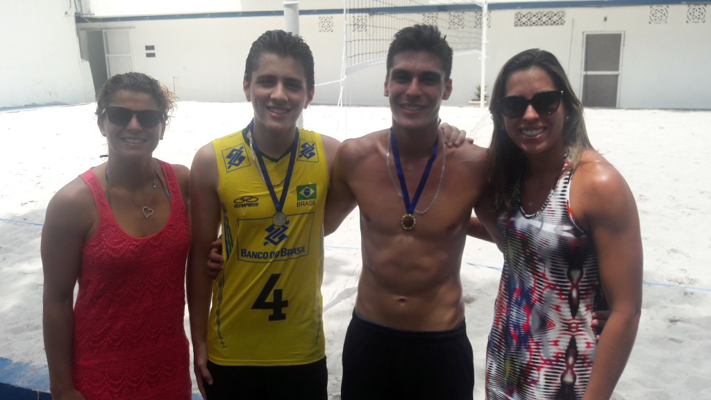Larissa (esquerda) com Handrey e Pedro, do vôlei do CBP, e Lili, também jogadora de vôlei de praia