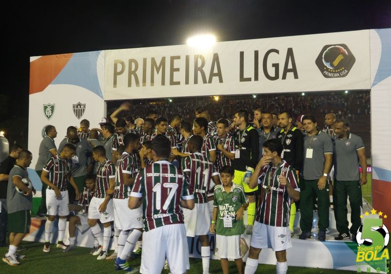 Fluminense comemora o título em Juiz de Fora no dia 21 de abril (Foto: Toque de Bola)