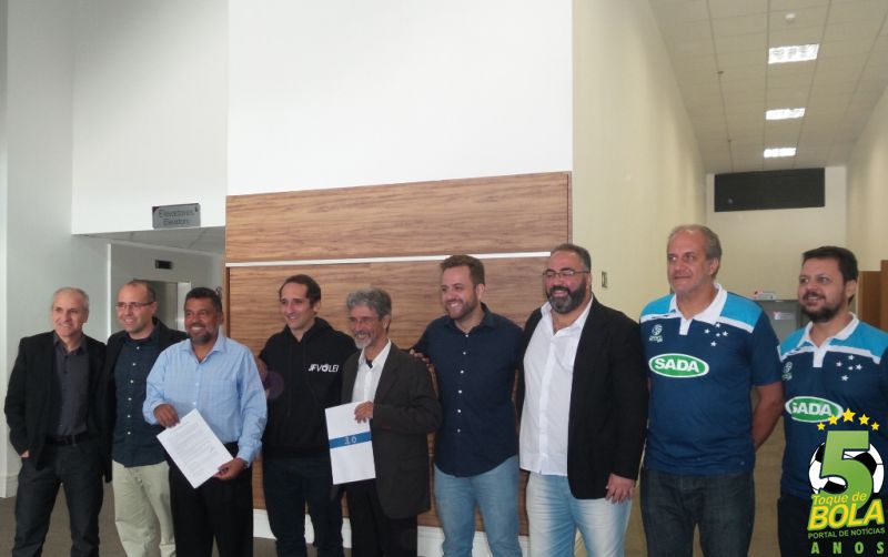 Dirigentes do JF Vôlei, do Sada Cruzeiro e da Federação Mineira de Vôlei distribuem sorrisos: parceria é considerada boa para duas equipes e para o voleibol do estado