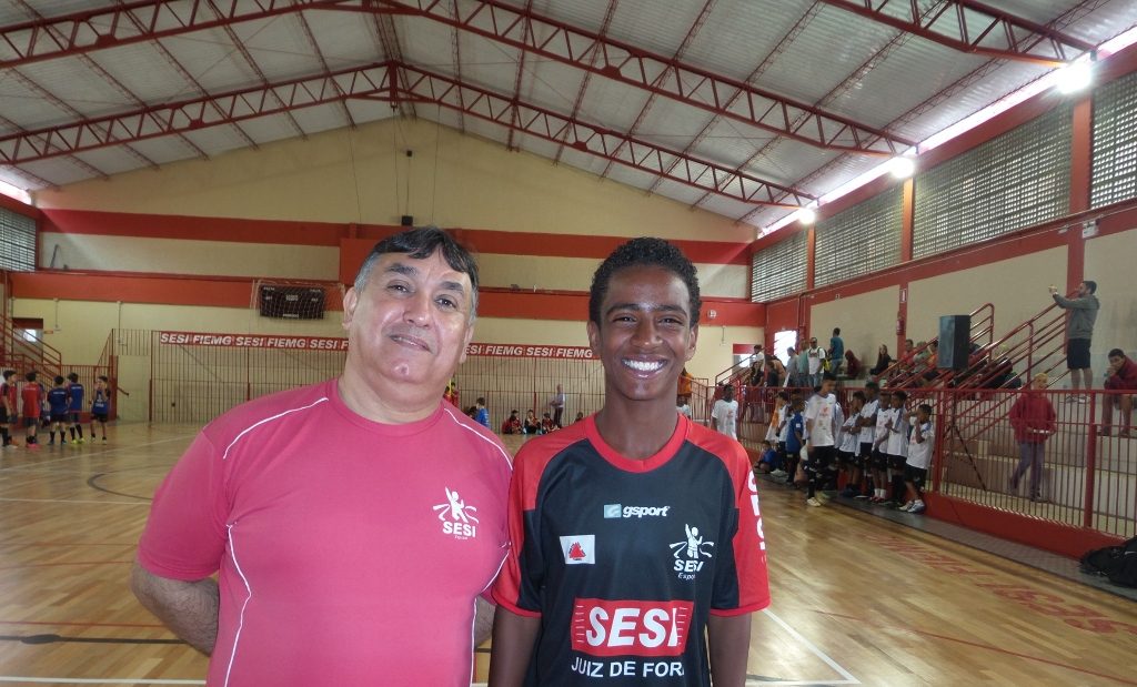 Treinador Ivan Gal e a jovem promessa do futsal Max no ginásio da Escola de Esportes do Sesi, em Juiz de Fora