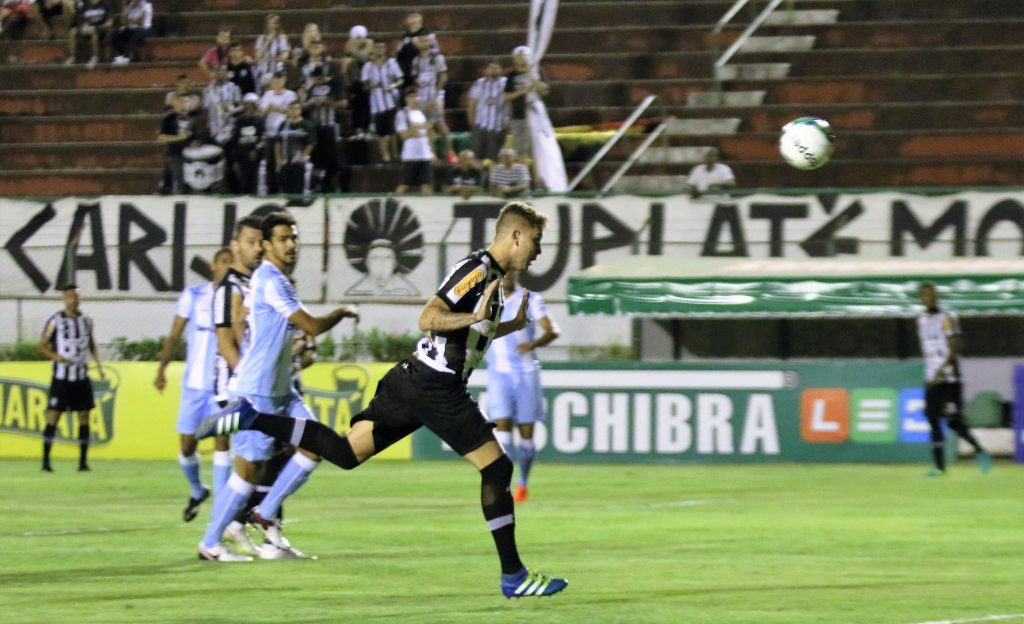 Bonito gol de Octávio deu ilusões ao já desacreditado torcedor do Tupi diante do Londrina (Foto: Tupi)