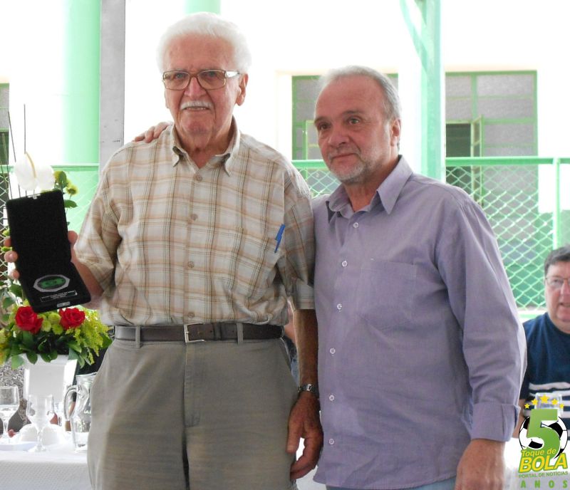 João Lopes recebe sua homenagem das mãos do presidente Jorge Ramos