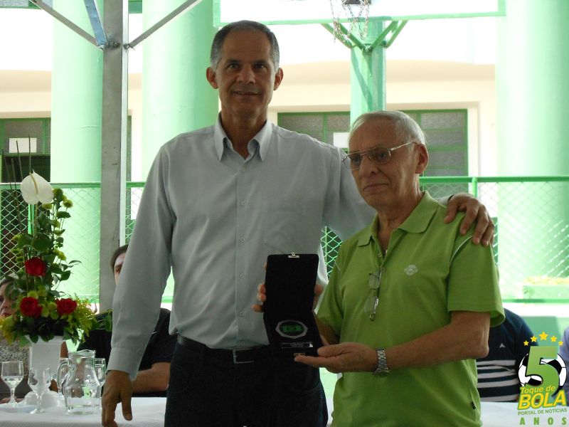 Homenagem ao futsal entregue a Márcio Jorge Afonso entregue pelo ex-presidente Betinho Inham