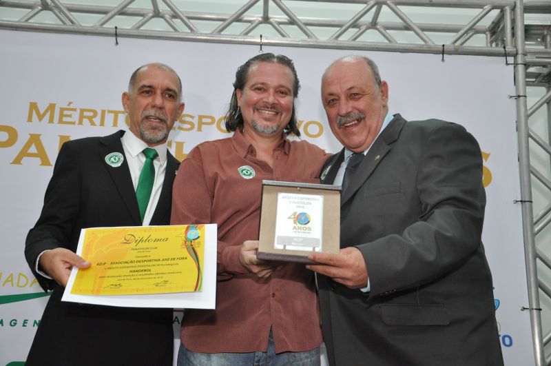 Mérito Esportivo Panathlon 20016: Carlos Dias representa a ADJF - Handebol e recebe o Mérito do panathleta Alfredo Coimbra