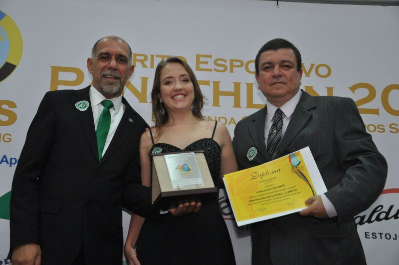 Camila Fabre - Arbitraggem Basquetebol Olímpico - recebe o Mérito pelo presidente Cláudio Esteves e pelo panathleta Walter Monteiro