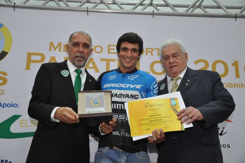 Daniel Grossi - Mountain Bike - recebe a premiação do panathleta Fernando Paranhos. Foi campeão: da 1° etapa Campeonato Mineiro XCO - Juiz de Fora, da Etapa JP Ravelli - Monte Alegre do Sul - São Paulo, do Circuito Cross Country XCO - Barbacena - MG, e Campeão Bike Race Brasil - Visconde do Rio Branco - MG.
