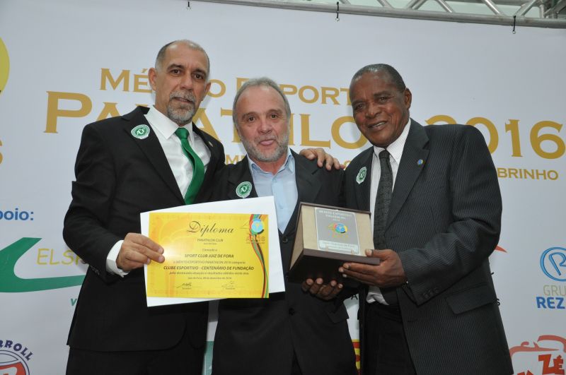 Presidente do Sport Club Juiz de Fora, Jorge Ramos, recebe o Mérito pelo Centenário de Fundação. Na entrega, Ademir de Barros, o Paraná, presidente do Panathlon Club de Sorocaba