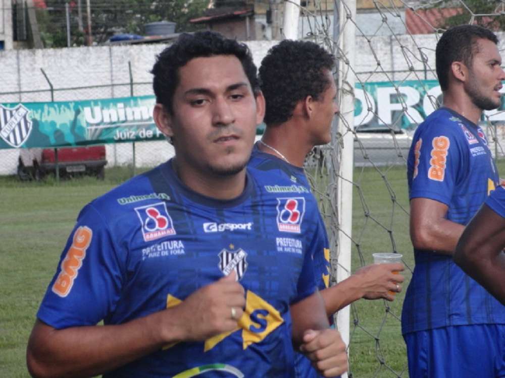 Leia mais sobre o artigo Depois de Paulinho, volante, Tupi anuncia lateral-esquerdo Carlão, mas zagueiro Wesley Silva “pede o boné”