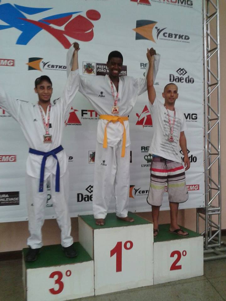 Read more about the article Atletas de JF conquistam 5 ouros no Mineiro de Taekwondo. Anderson Silva gera polêmica