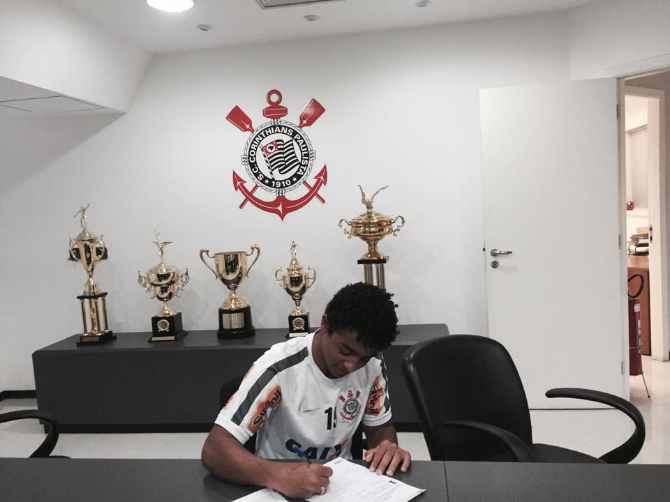 Leia mais sobre o artigo “Honra”: aos 16 anos,  juizforano Arthur já tem contrato assinado com o Corinthians