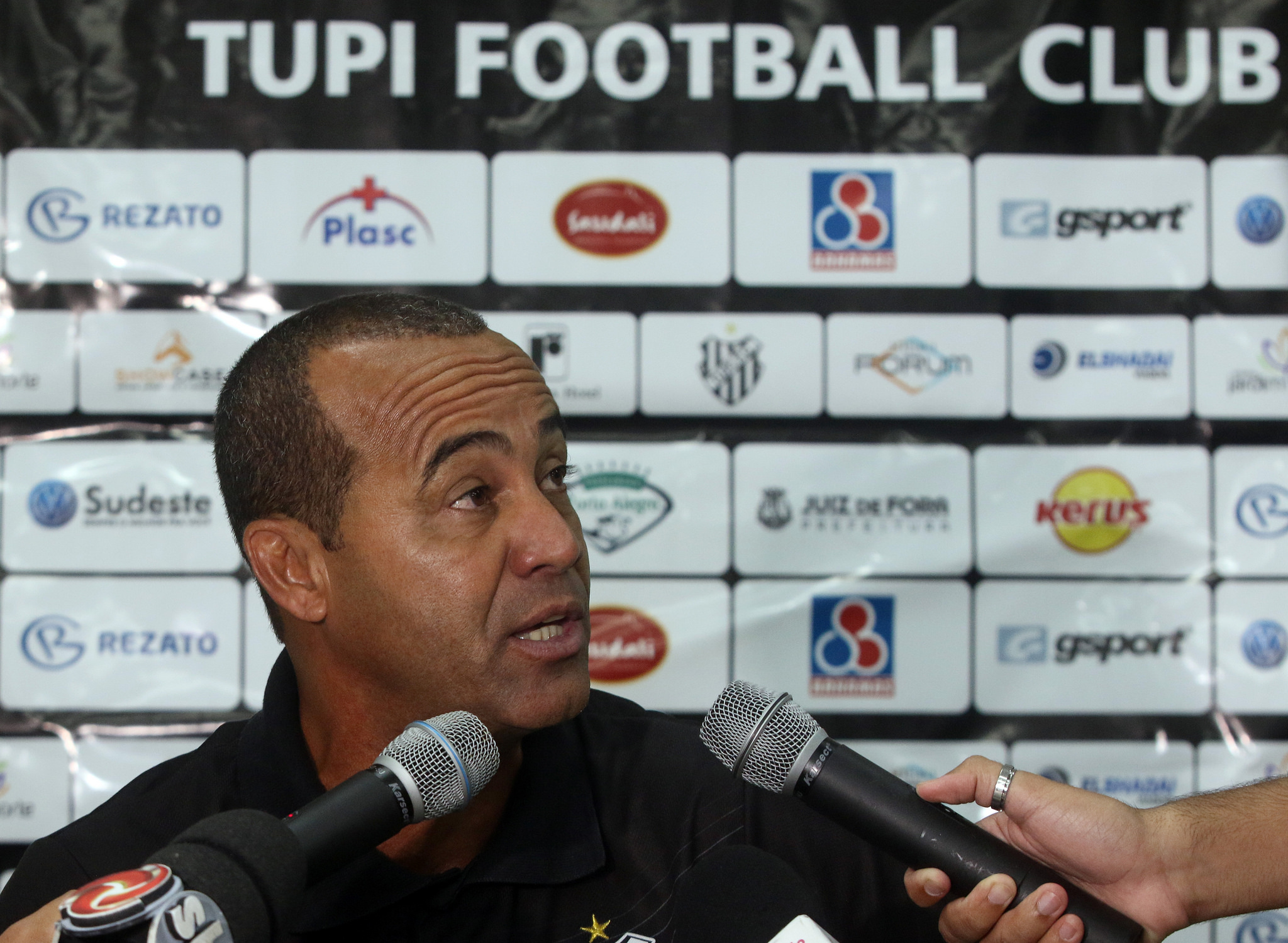 Leia mais sobre o artigo Oficial: Tupi informa que treinador Aílton Ferraz não fica no clube